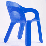Une chaise en plastique